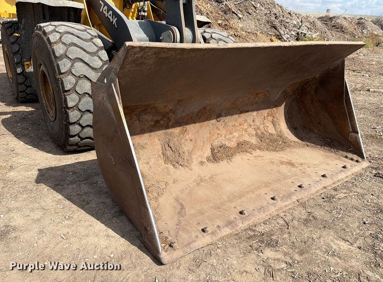 image for item ED5915 2011 John Deere 744K wheel loader