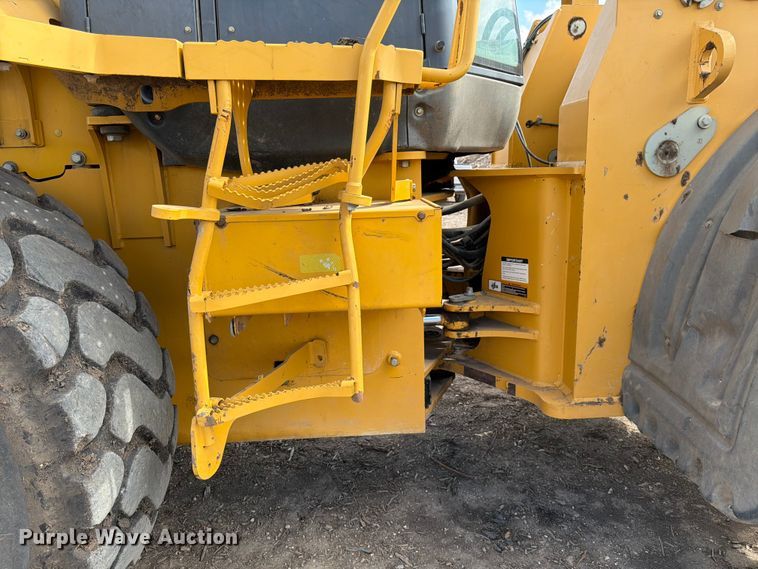 image for item ED5915 2011 John Deere 744K wheel loader