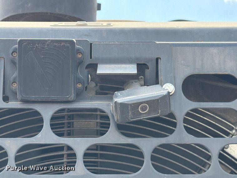 image for item ED5915 2011 John Deere 744K wheel loader