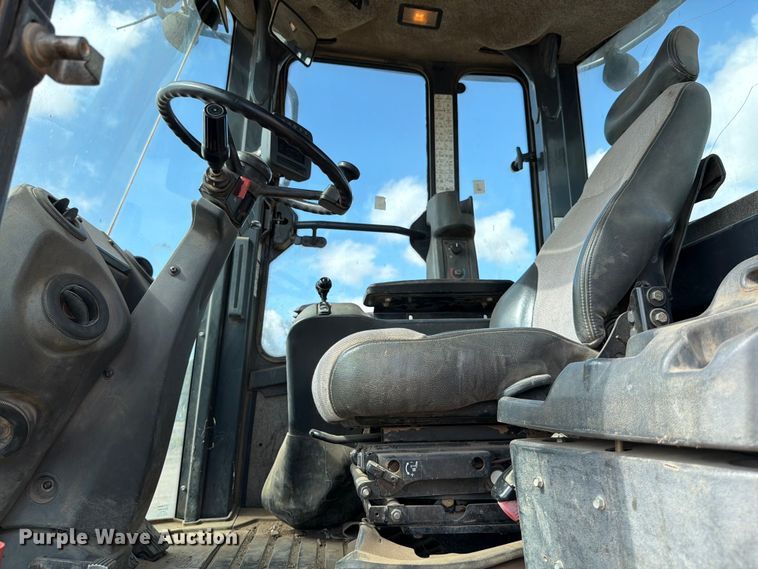 image for item ED5915 2011 John Deere 744K wheel loader