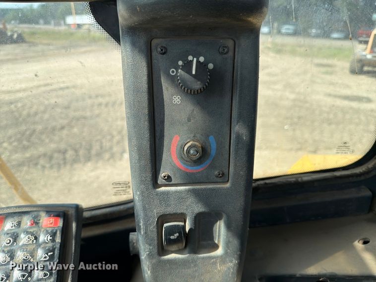 image for item ED5915 2011 John Deere 744K wheel loader