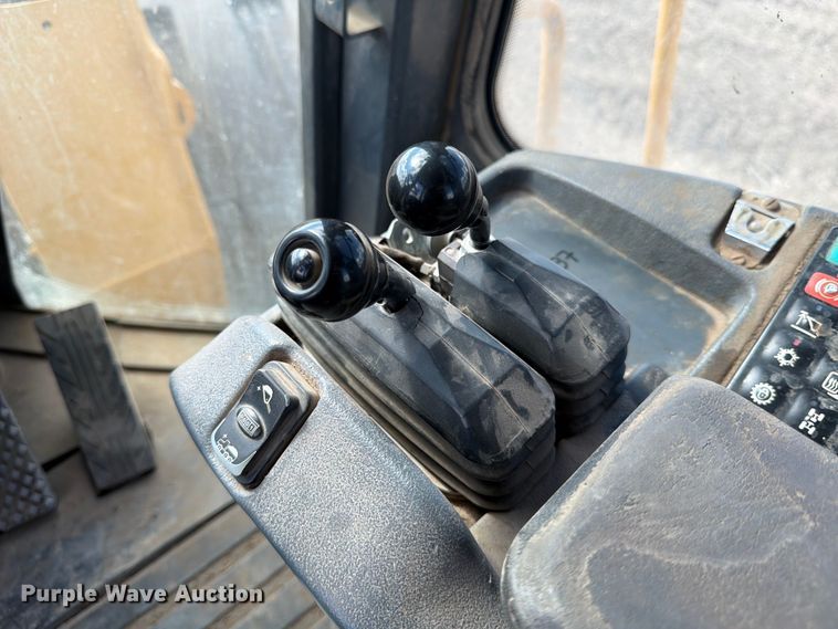 image for item ED5915 2011 John Deere 744K wheel loader