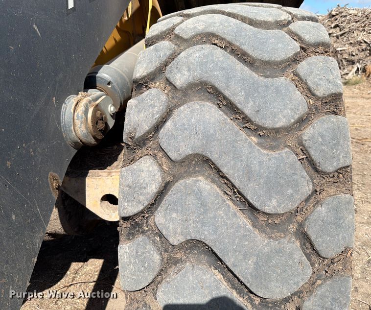 image for item ED5915 2011 John Deere 744K wheel loader