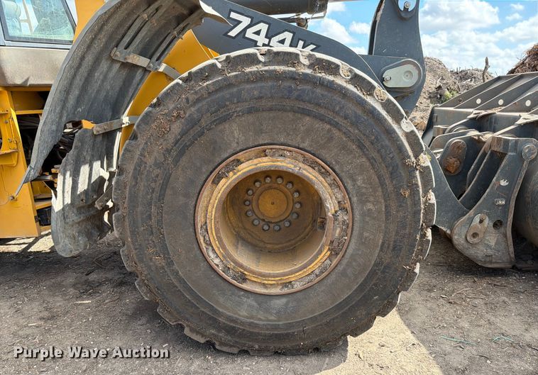 image for item ED5915 2011 John Deere 744K wheel loader