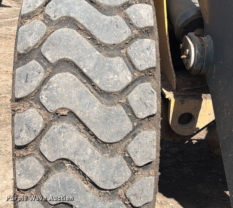 image for item ED5915 2011 John Deere 744K wheel loader