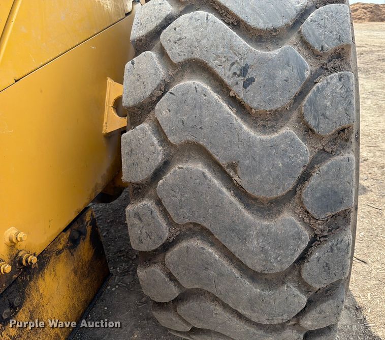 image for item ED5915 2011 John Deere 744K wheel loader