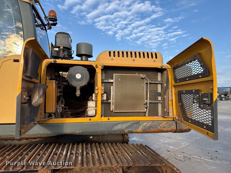 image for item EE3404 Volvo EC220DL excavator