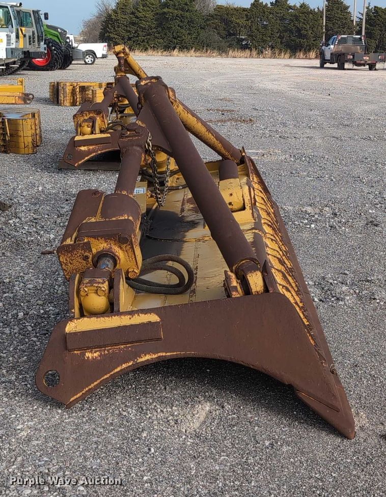 image for item EE4470 Caterpillar dozer blade