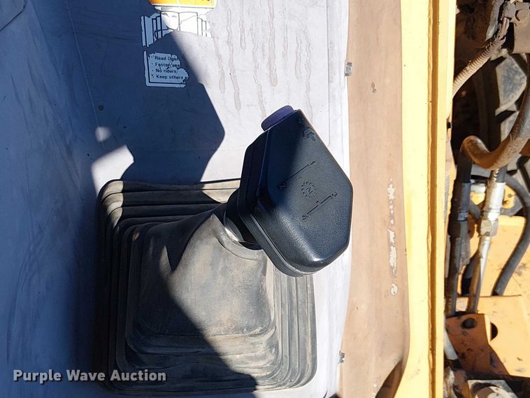 image for item EE5012 2004 Case 570 MXT landscape tractor