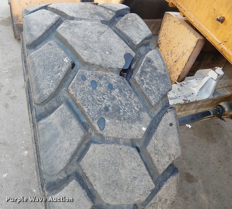 image for item EE5012 2004 Case 570 MXT landscape tractor