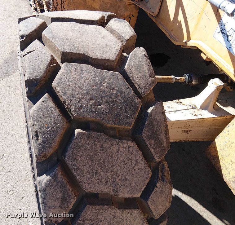 image for item EE5012 2004 Case 570 MXT landscape tractor