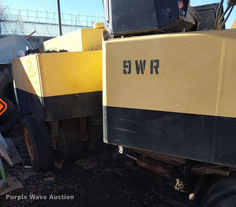 image for item EE5013 1973 Hyster 9WR pneumatic roller