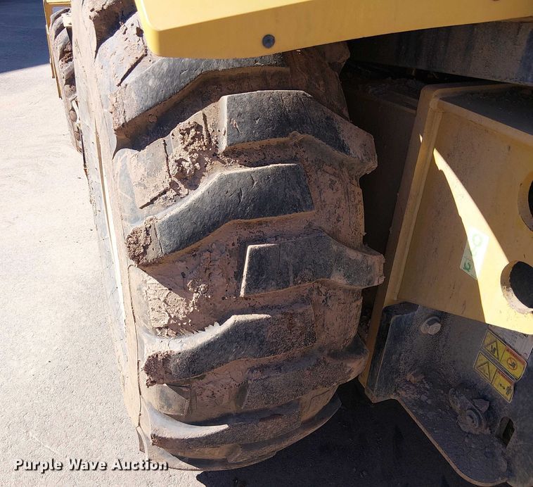 image for item EE5015 2020 Caterpillar 415F2IL landscape tractor