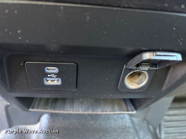 image for item EF6201 2022 Ford F350 Super Duty flatbed pickup truck