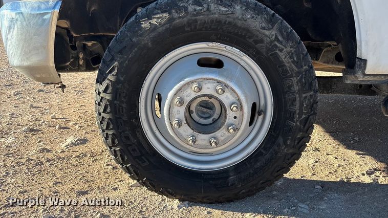 image for item EF6201 2022 Ford F350 Super Duty flatbed pickup truck