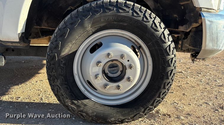 image for item EF6201 2022 Ford F350 Super Duty flatbed pickup truck