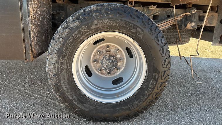 image for item EF6201 2022 Ford F350 Super Duty flatbed pickup truck