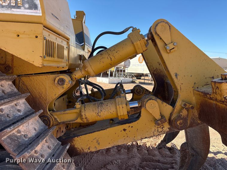 image for item EF6236 2001 Caterpillar D8R dozer
