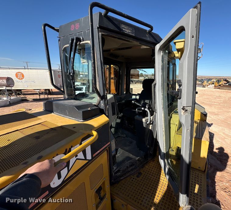 image for item EF6236 2001 Caterpillar D8R dozer