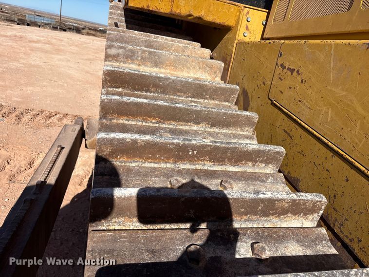 image for item EF6236 2001 Caterpillar D8R dozer