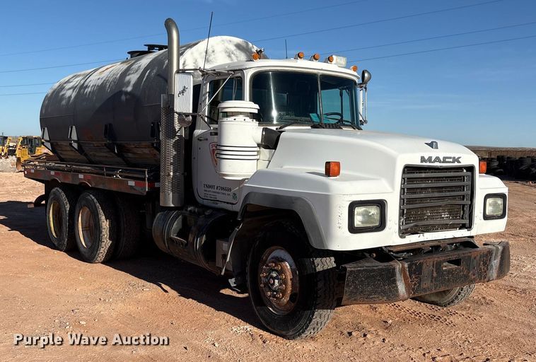 image for item EF6244 2002 Mack RD water truck