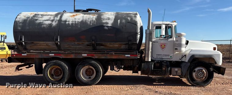 image for item EF6244 2002 Mack RD water truck