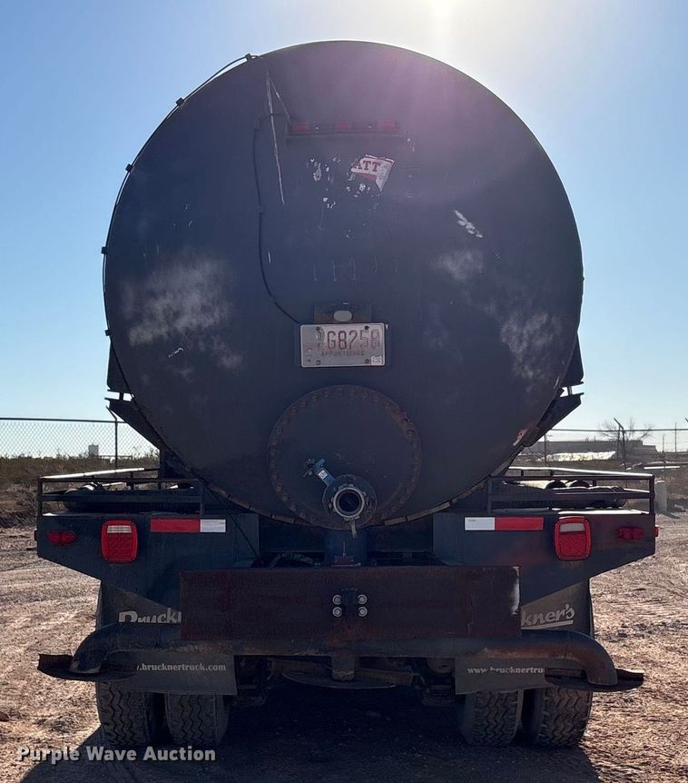 image for item EF6244 2002 Mack RD water truck