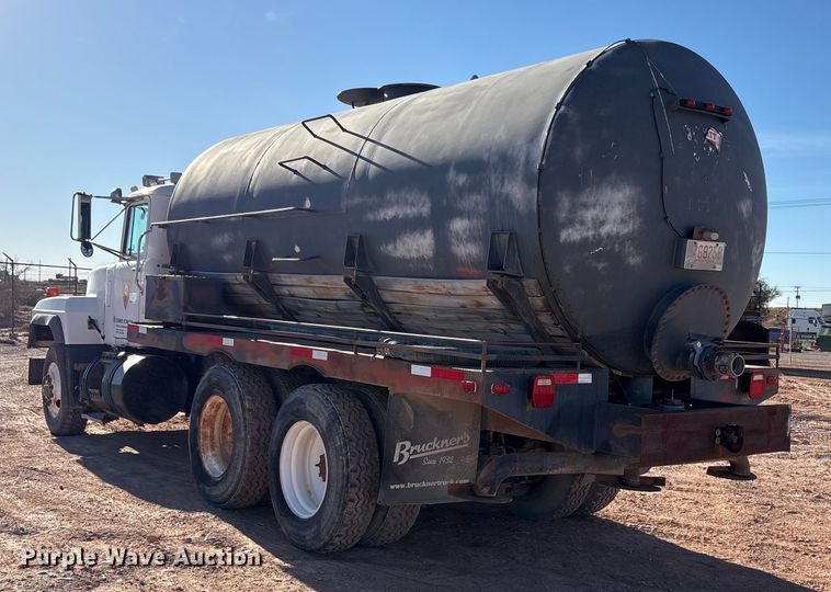 image for item EF6244 2002 Mack RD water truck