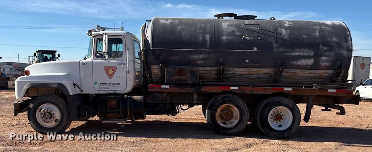 image for item EF6244 2002 Mack RD water truck