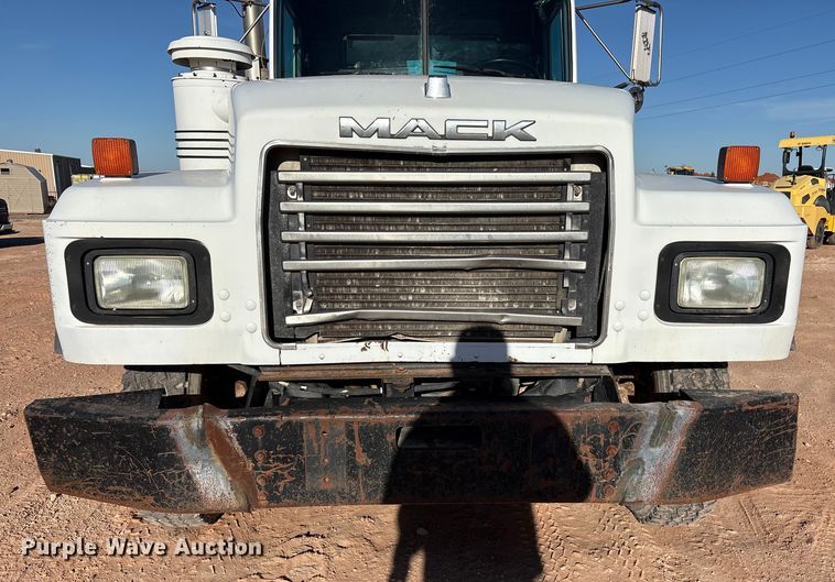 image for item EF6244 2002 Mack RD water truck