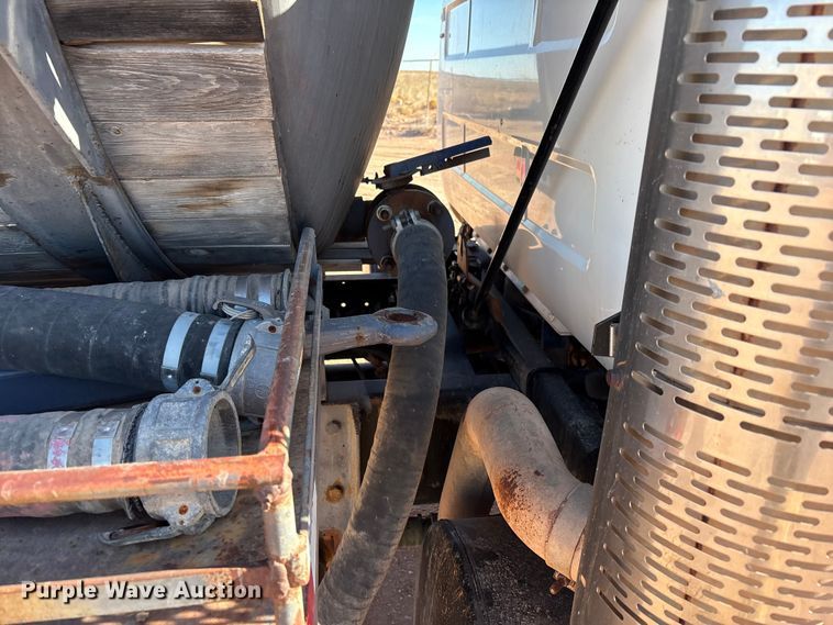 image for item EF6244 2002 Mack RD water truck