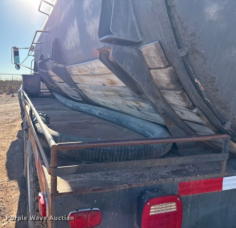 image for item EF6244 2002 Mack RD water truck