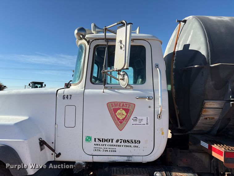 image for item EF6244 2002 Mack RD water truck