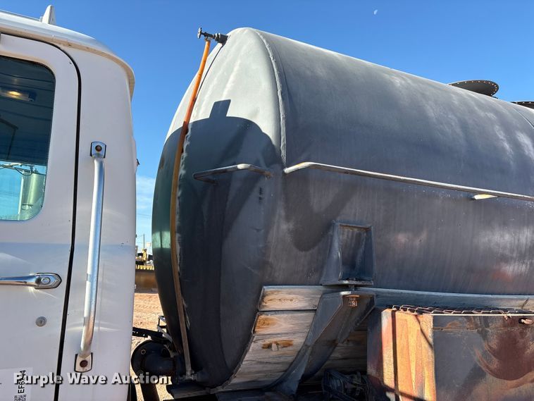 image for item EF6244 2002 Mack RD water truck