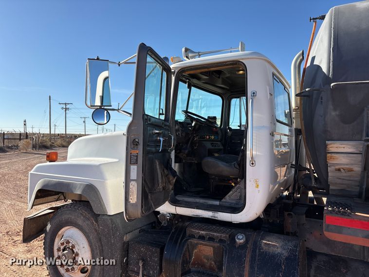 image for item EF6244 2002 Mack RD water truck