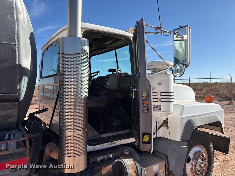 image for item EF6244 2002 Mack RD water truck