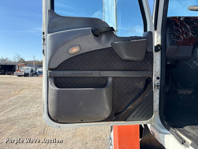 image for item EG1742 2012 Mack CHU613 flatbed truck