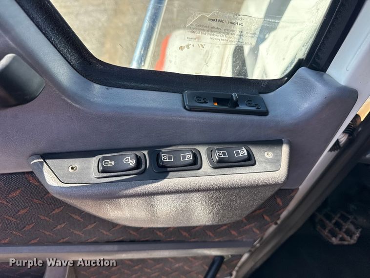 image for item EG1742 2012 Mack CHU613 flatbed truck