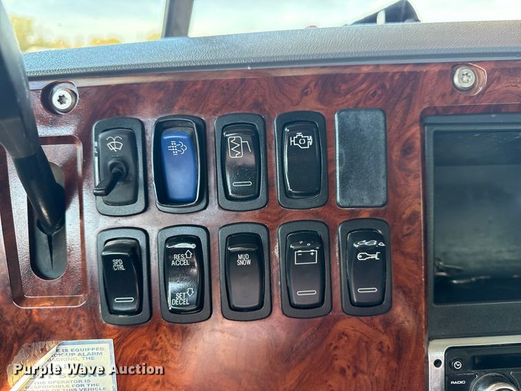 image for item EG1742 2012 Mack CHU613 flatbed truck