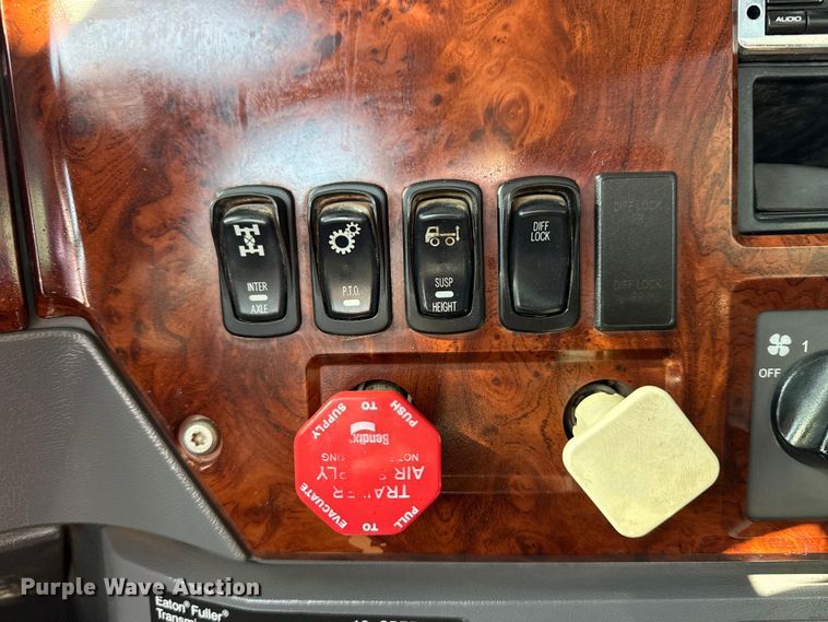 image for item EG1742 2012 Mack CHU613 flatbed truck