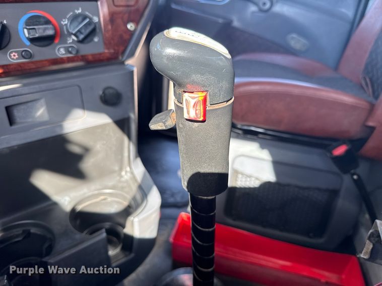 image for item EG1742 2012 Mack CHU613 flatbed truck