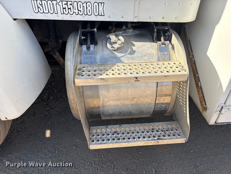 image for item EG8269 2006 Peterbilt 335 fuel truck