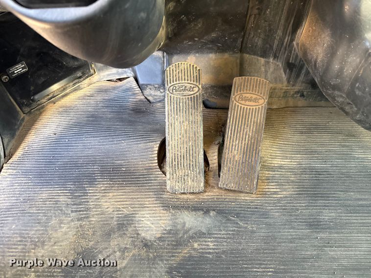 image for item EG8269 2006 Peterbilt 335 fuel truck