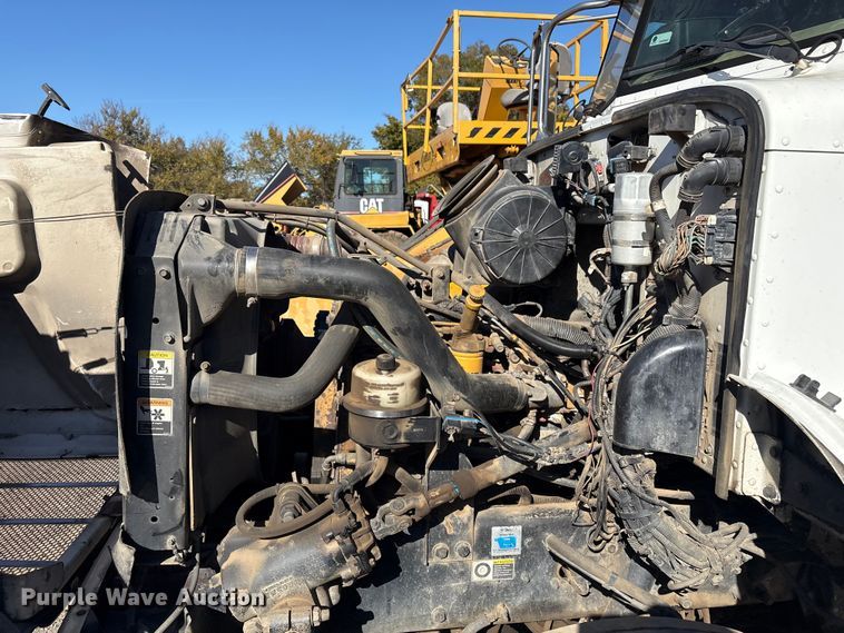 image for item EG8269 2006 Peterbilt 335 fuel truck