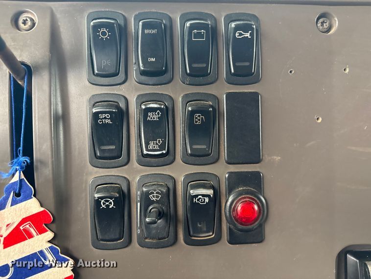 image for item EG8301 2007 Mack CV713 dump truck