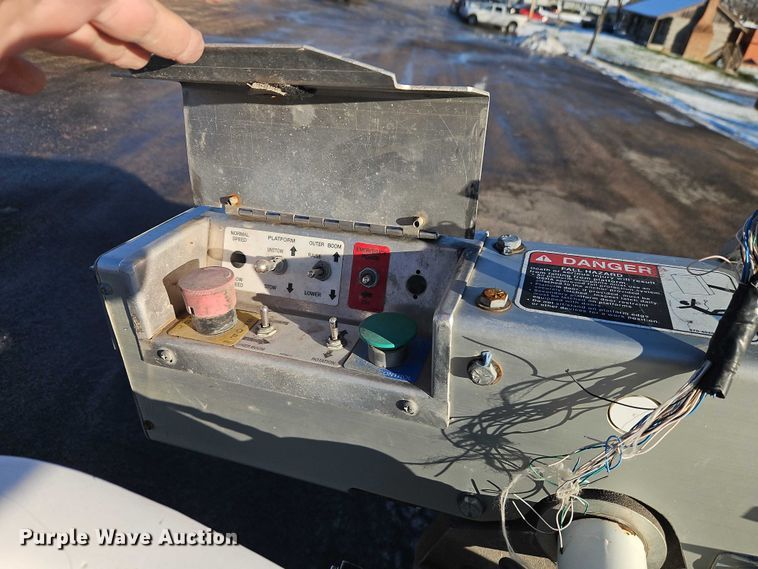 image for item EI8933 2012 Chevrolet Silverado 3500 bucket truck