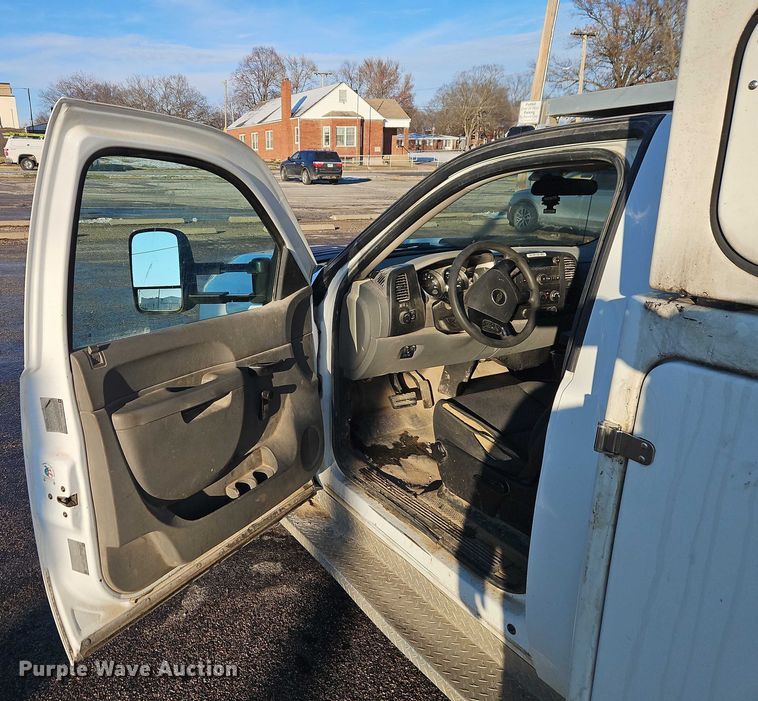 image for item EI8933 2012 Chevrolet Silverado 3500 bucket truck