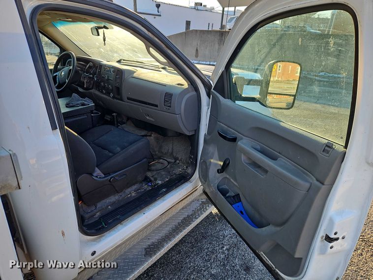 image for item EI8933 2012 Chevrolet Silverado 3500 bucket truck