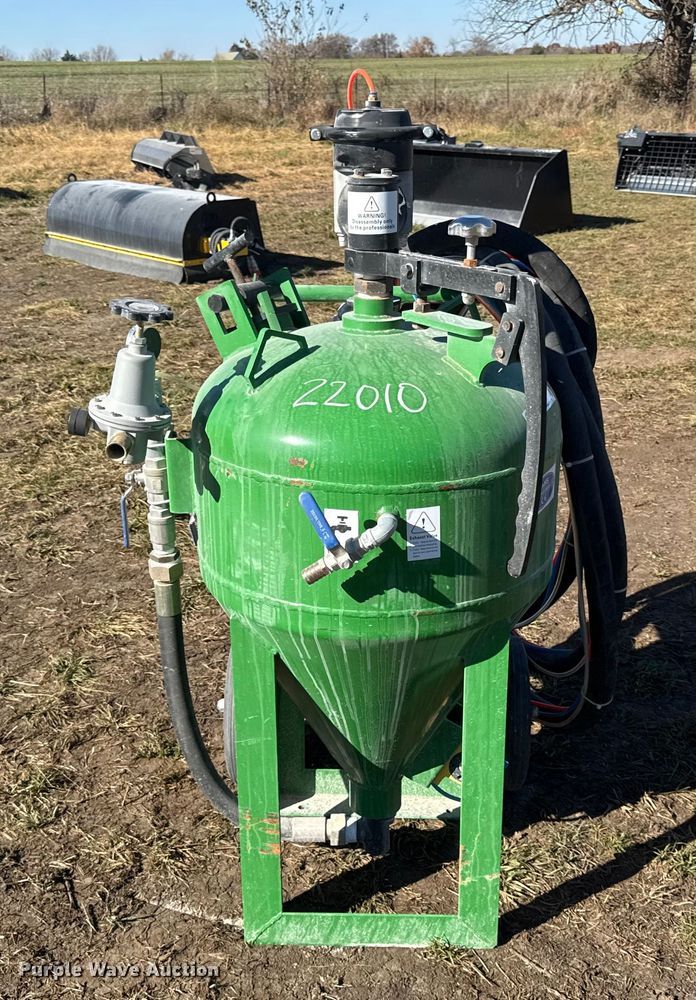 image for item EN0075 Dustless blasting pot