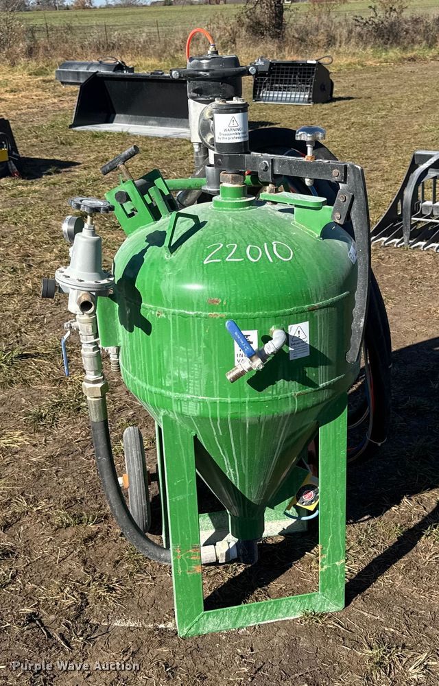 image for item EN0075 Dustless blasting pot